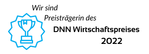 KI generiert: Das Bild verkündet den Gewinn des DNN Wirtschaftspreises 2022. Es zeigt einen blauen Pokal und den Text "Wir sind Preisträgerin des DNN Wirtschaftspreises 2022".