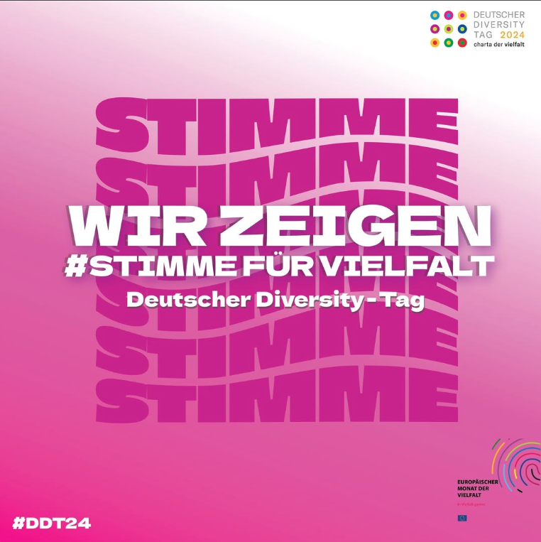 KI generiert: Das Bild wirbt für den Deutschen Diversity-Tag 2024 mit dem Slogan "Wir zeigen #StimmeFürVielfalt". Es verwendet einen pinken Hintergrund und zeigt bunte Logos für den europäischen Monat der Vielfalt.