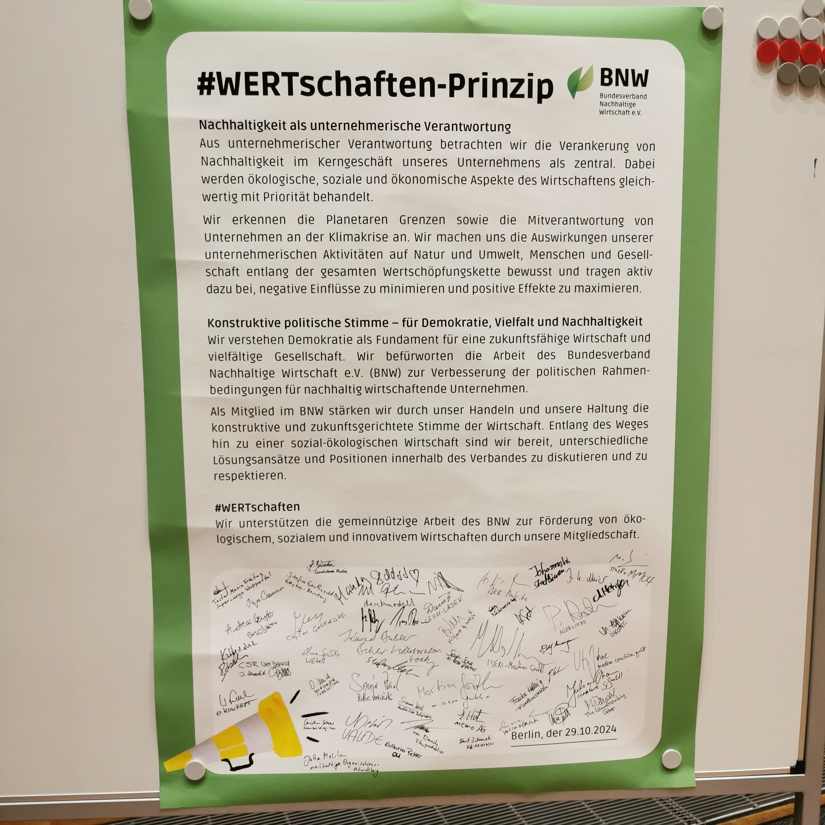 Das #WERTschaften-Prinzip des BNW e.V.: Nachhaltigkeit als unternehmerische Verantwortung. Aus unternehmerischer Verantwortung berrachten wir die Verankerung von Nachhaltigkeit im Kerngeschäft unseres Unternehmens als zentral. Dabei werden ökologsiche, soziale und ökonomische Aspekte des Wirtschaftens gleichwertig mit Priorität behandelt. Wir erkennen die Planetaren Grenzen sowie die Mitverantwortung von Unternehmen an der Klimakriste an. Wir machen uns die Auswirkungen unserer unternehmerischen Aktivitäten auf Natur und Umwelt, Menschen und Gesellschaft entlang der gesamten Wertschöpfungskette bewusst und tragen aktiv dazu bei, negative Einflüsse zu minimieren und positive Effekte zu maximieren. Konstruktive politische Stimme - für Demokratie, Vielfalt und Nachhaltigkeit. Wir verstehen Demokratie als Fundament für eine zukunftsfähige wirtschaftliche und vielfältige Gesellschaft. Wir befürworten die Arbeit des Bundesverband Nachhaltige Wirtschaft e.V. (BNW) zur Verbesserung der politischen Rahmenbedingungen für nachhaltig wirtschaftende Unternehmen. Als mitglied im BNW stärken wir durch unser Handeln und unsere Haltung die konstruktive und zukunftsgerichtete Stimme der Wirtschaft. Entlang des Weges hin zu einer sozial-ökologischen Wirtschaft sind wir bereit, unterschiedliche Lösungsansätze und Positionen innerhalb des Verbandes zu diskutieren und zu resprektieren. #WERTschaften. Wir unterstützen die gemeinnützige Arbeit des BNW zur Förderung von ökologischem, sozialem und innovativem Wirtschaften durch unsere Mitgliedschaft.