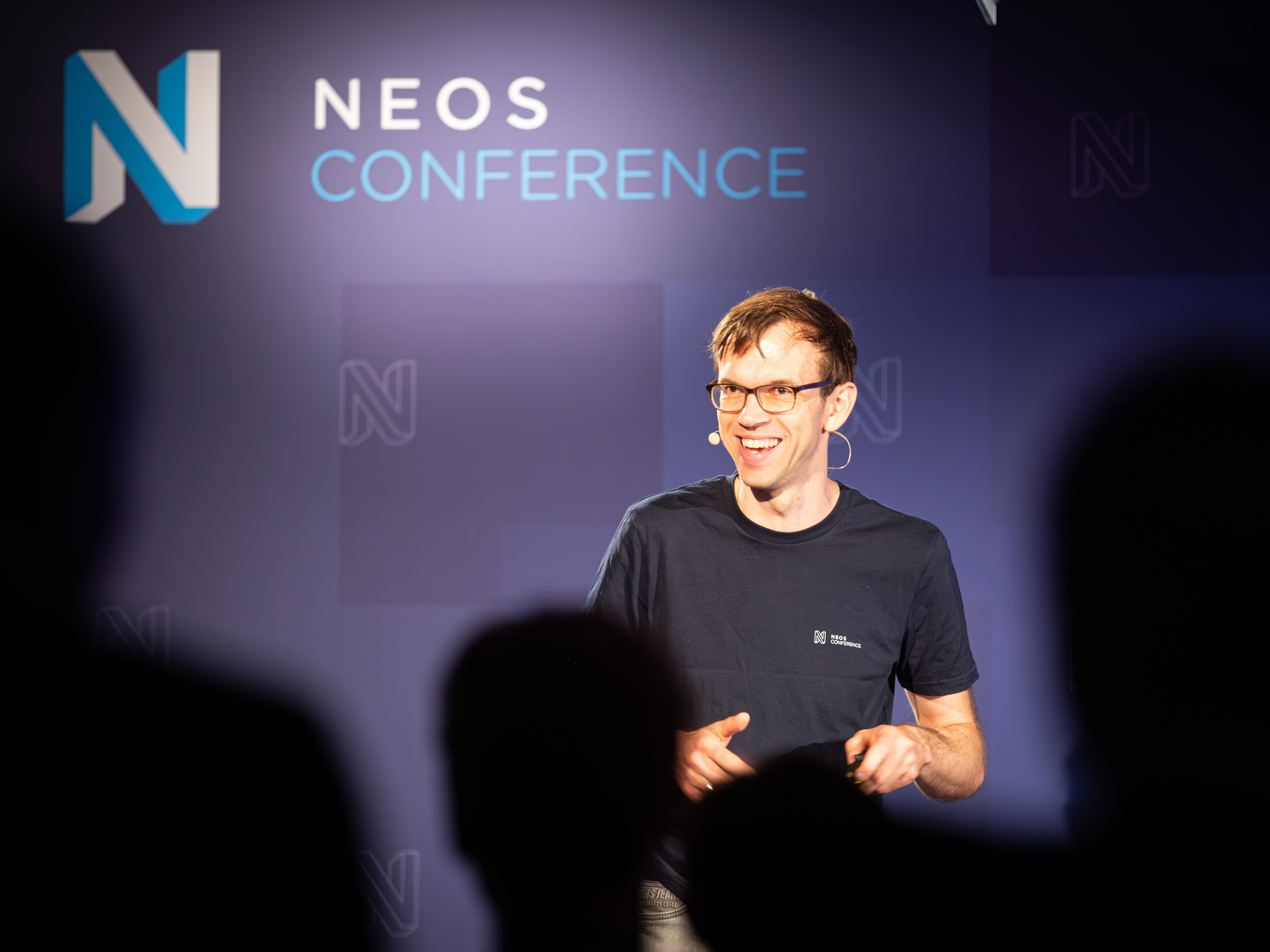 Sebastian Kurfürst auf der Neos Konferenz Bühne