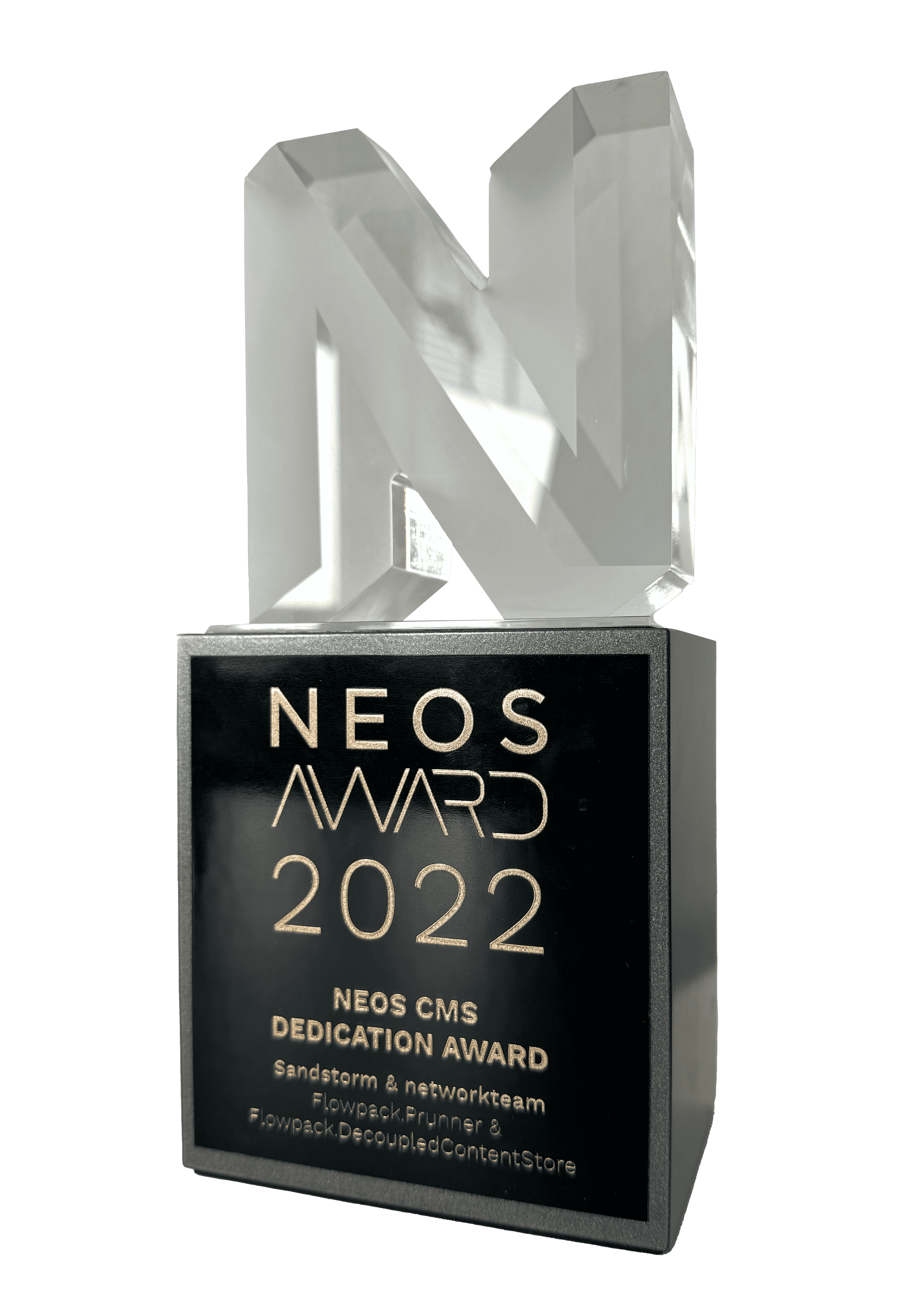 KI generiert: Das Bild zeigt eine Trophäe mit der Aufschrift "NEOS Award 2022" für den "NEOS CMS Dedication Award". Der Preis wurde an Sandstorm & Networkteam für ihre Projekte verliehen.