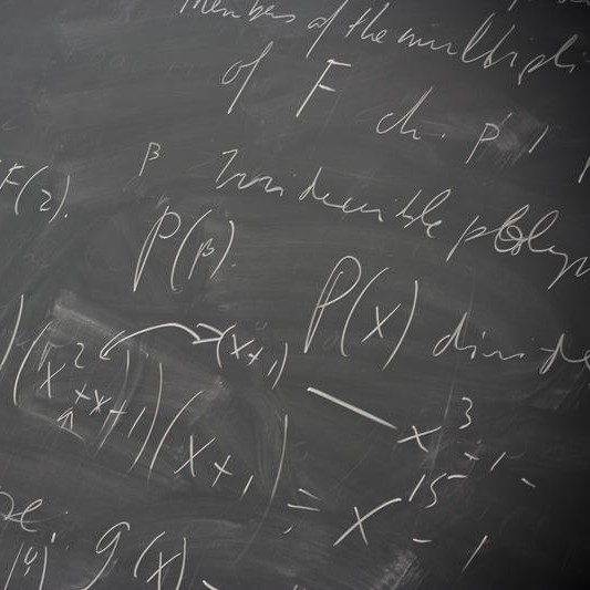 KI generiert: Das Bild zeigt eine Tafel mit handgeschriebenen mathematischen Formeln und Gleichungen. Der Hauptinhalt des Bildes ist eine komplexe mathematische Berechnung.