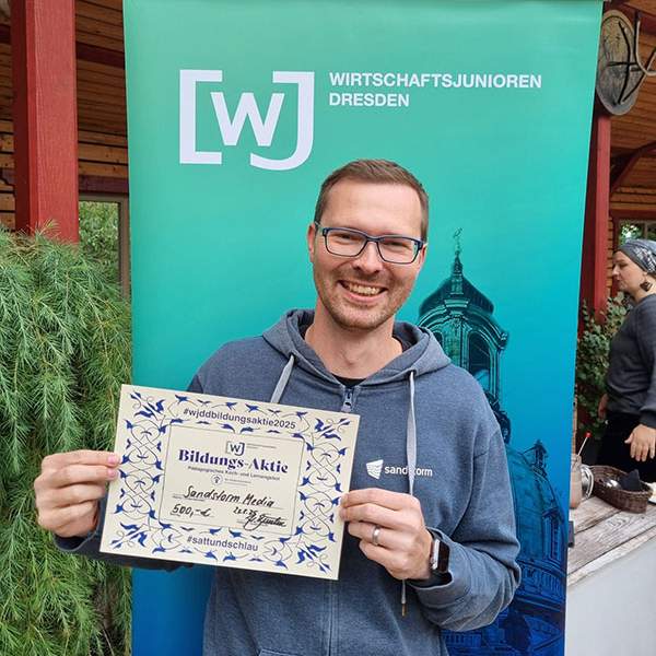 KI generiert: Eine Person steht vor einem Banner mit der Aufschrift "Wirtschaftsjunioren Dresden" und hält ein Zertifikat mit der Aufschrift "Bildungs-Aktie".