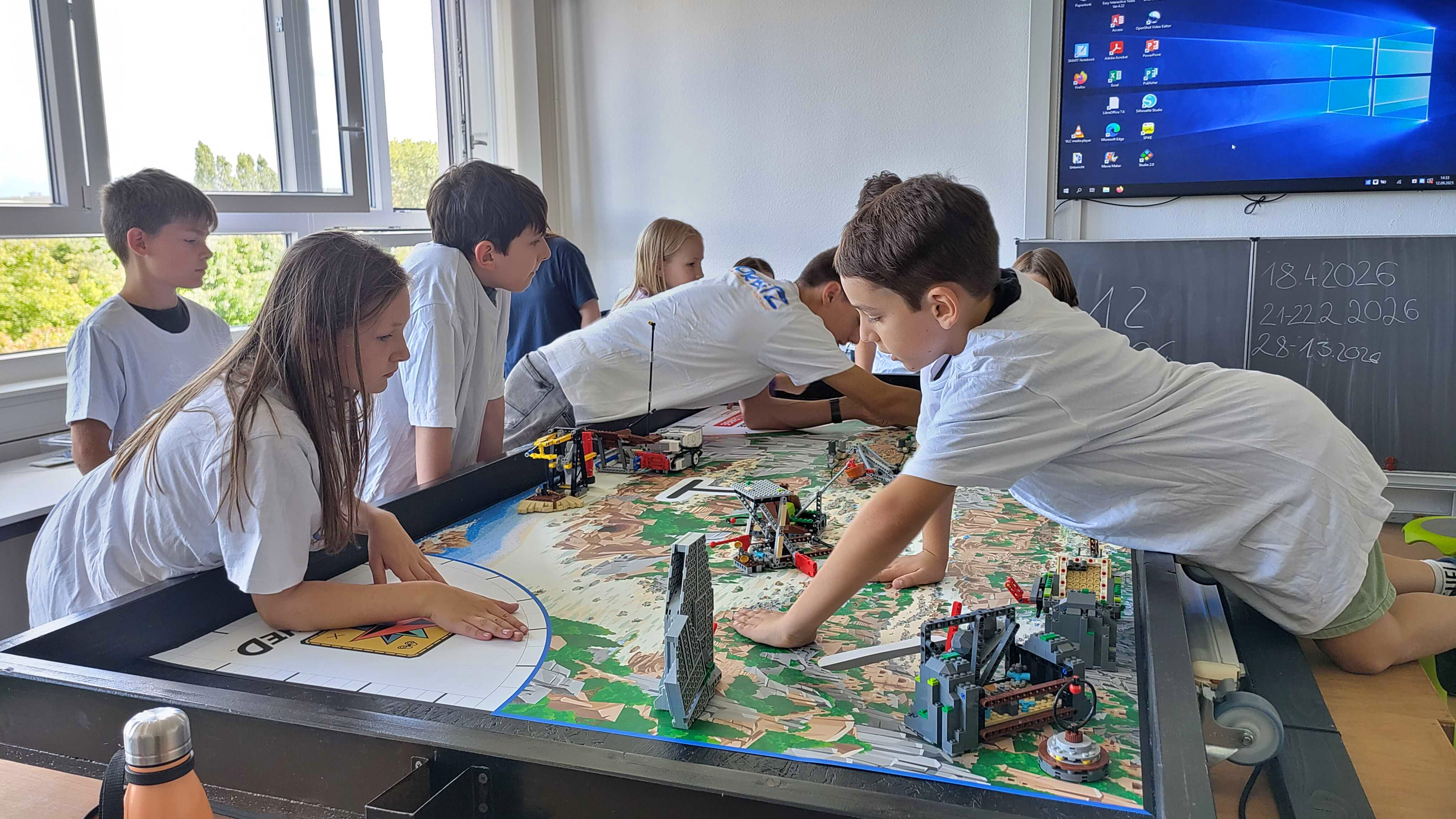 KI generiert: Das Bild zeigt eine Gruppe von Kindern, die an einem Tisch mit einem Lego-Roboterspielfeld arbeiten und sich auf ein Projekt konzentrieren.
