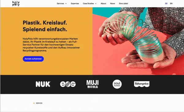 KI generiert: Das Bild zeigt eine Webseite mit dem Hauptinhalt über das Thema Recycling von Plastik, unter dem Slogan "Plastik. Kreislauf. Spielend einfach." Es werden Marken präsentiert, die mit HolyPoly für innovative Recyclingprogramme zusammenarbeiten.