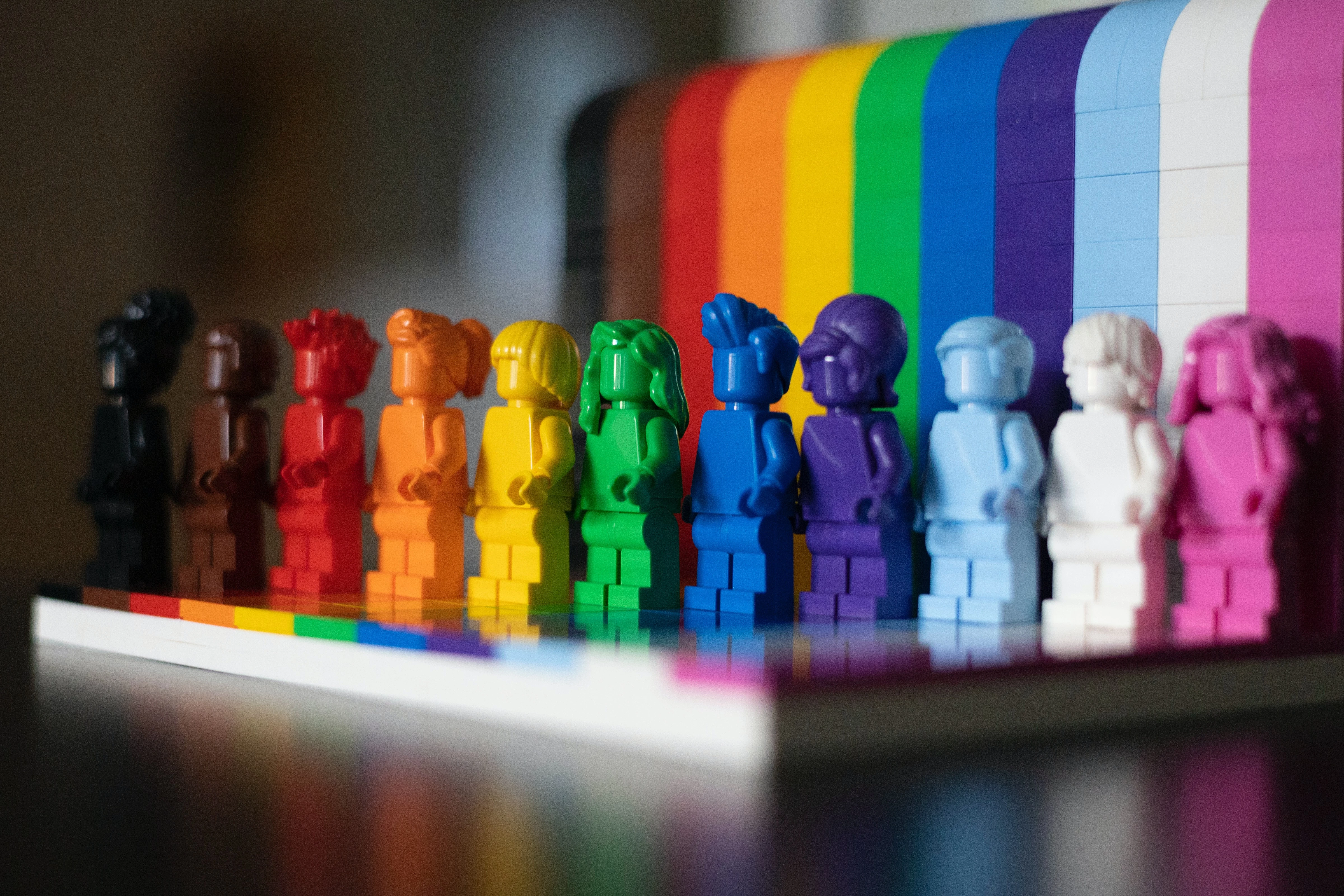 Foto einer Aufreihung von regenbogenfarbenen Legofiguren