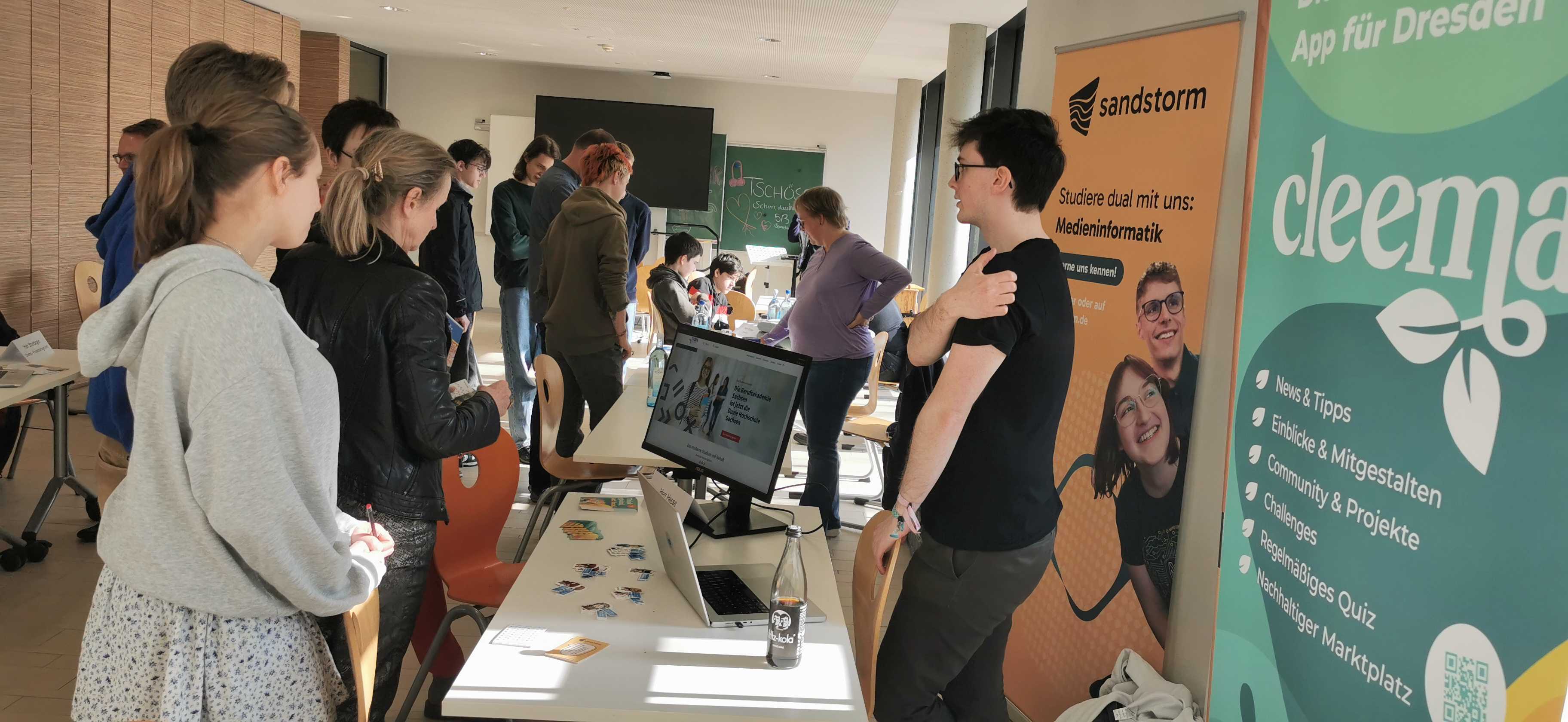 KI generiert: Das Bild zeigt eine Messe oder Ausstellung, bei der verschiedene Personen an Ständen interagieren und Informationen austauschen.