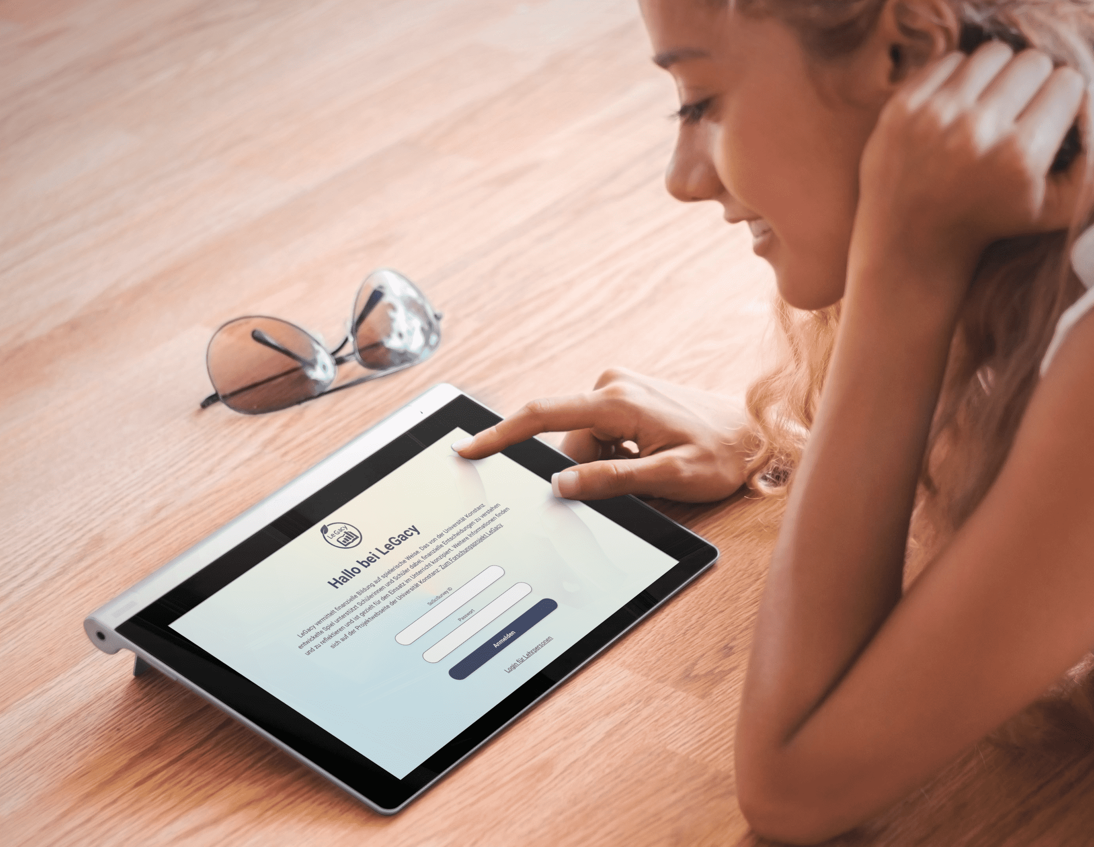KI generiert: Eine Person benutzt ein Tablet, auf dem ein Anmeldebildschirm angezeigt wird.