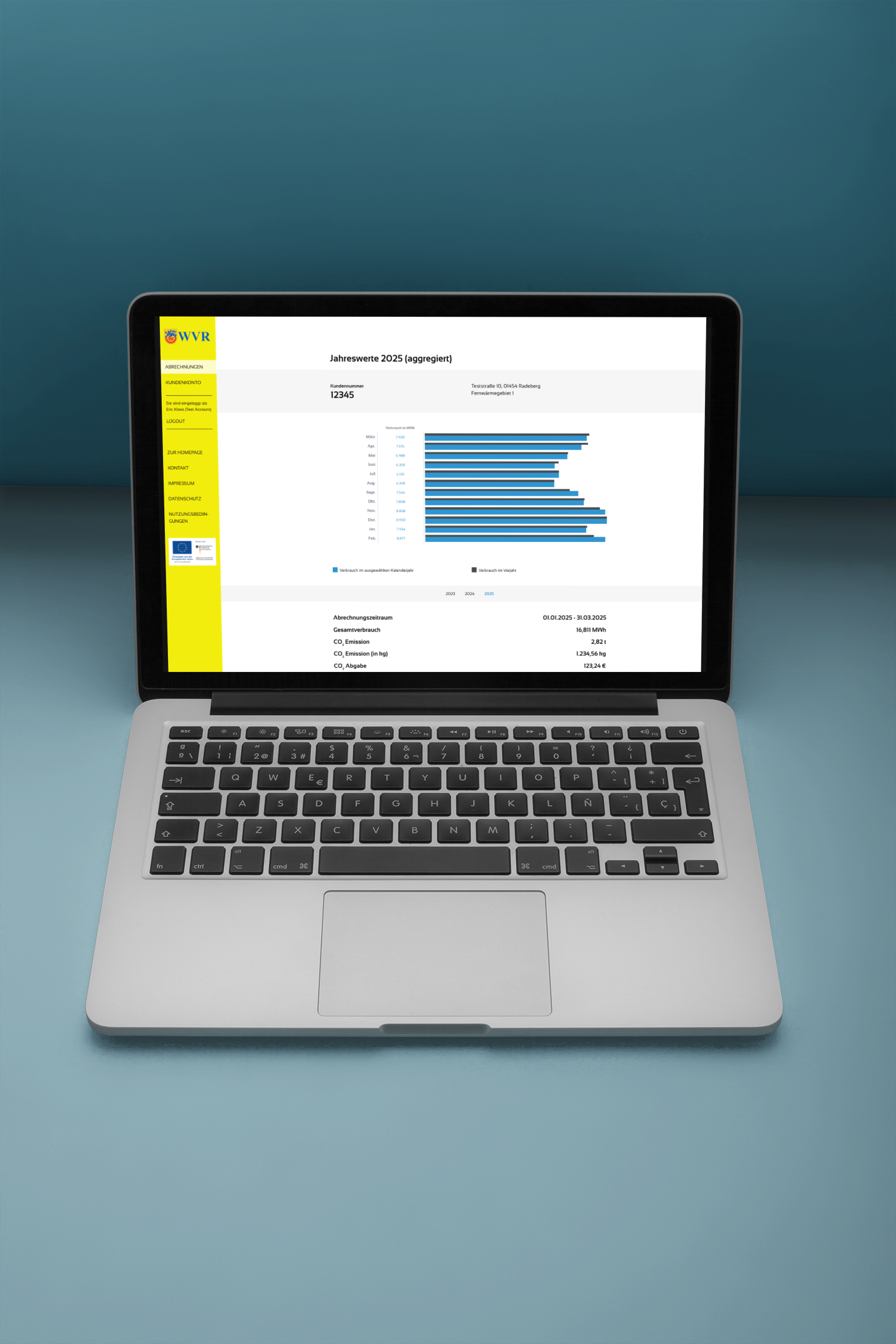 KI generiert: Ein Laptop zeigt eine Webseite mit einem Diagramm und Tabellen, die Jahreswerte für Energieverbrauch darstellen.