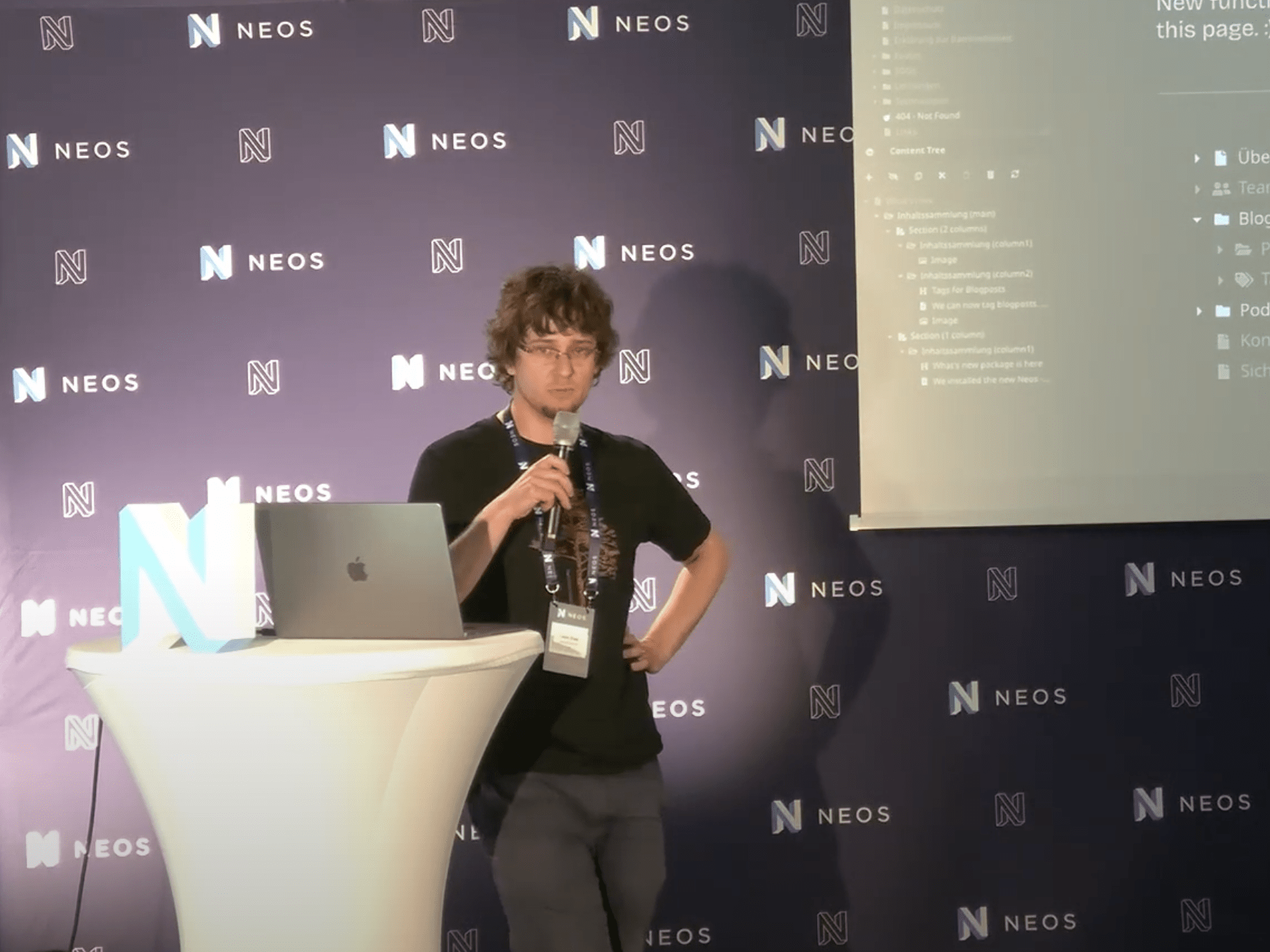Leon Dies auf der Neos Konferenz Bühne
