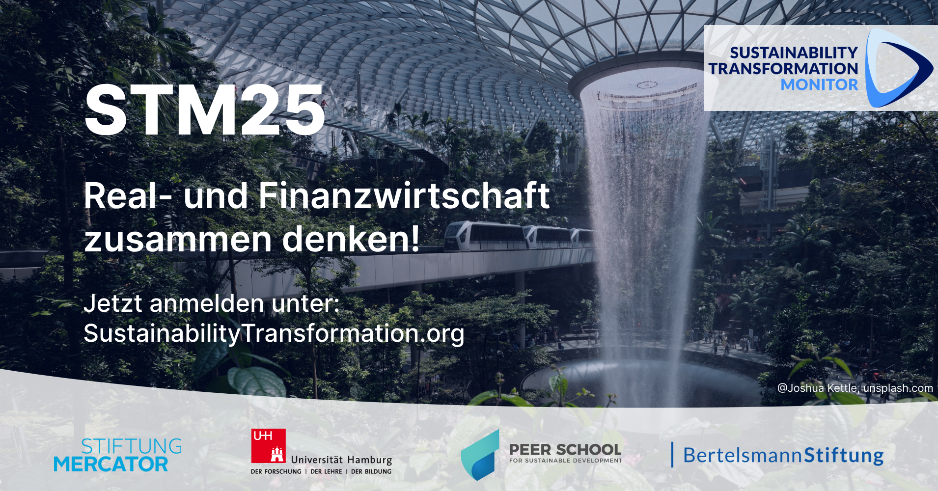 KI generiert: Das Bild bewirbt eine Veranstaltung namens "STM25", die Real- und Finanzwirtschaft thematisiert, und beinhaltet einen Link zur Anmeldung. Im Hintergrund ist ein moderner Innenraum mit großer Kuppel und Wasserfall zu sehen.