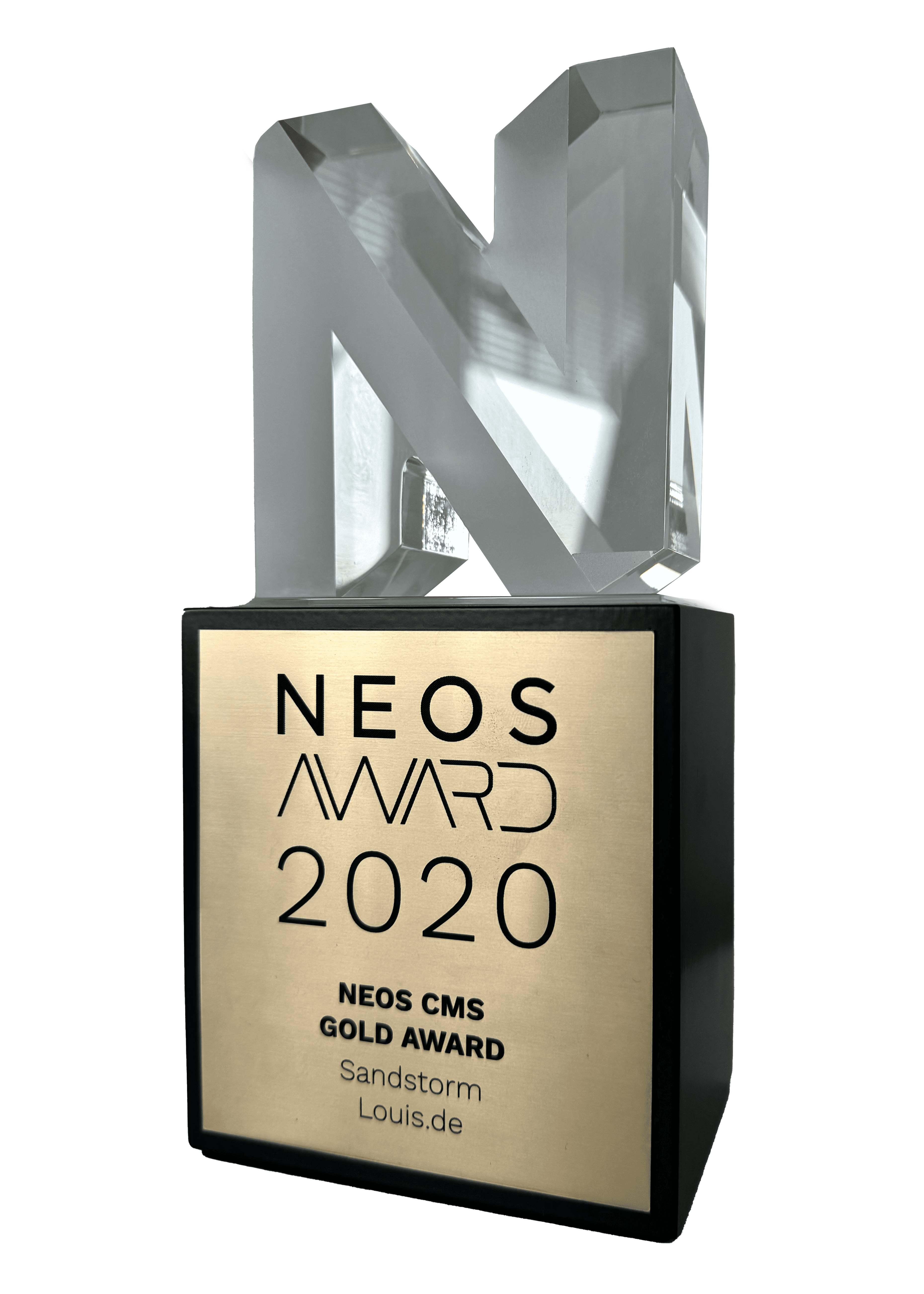 KI generiert: Das Bild zeigt eine Trophäe mit der Aufschrift "NEOS AWARD 2020" für den "NEOS CMS GOLD AWARD". Die Trophäe gehört zur Auszeichnung von "Sandstorm" und "Louis.de".
