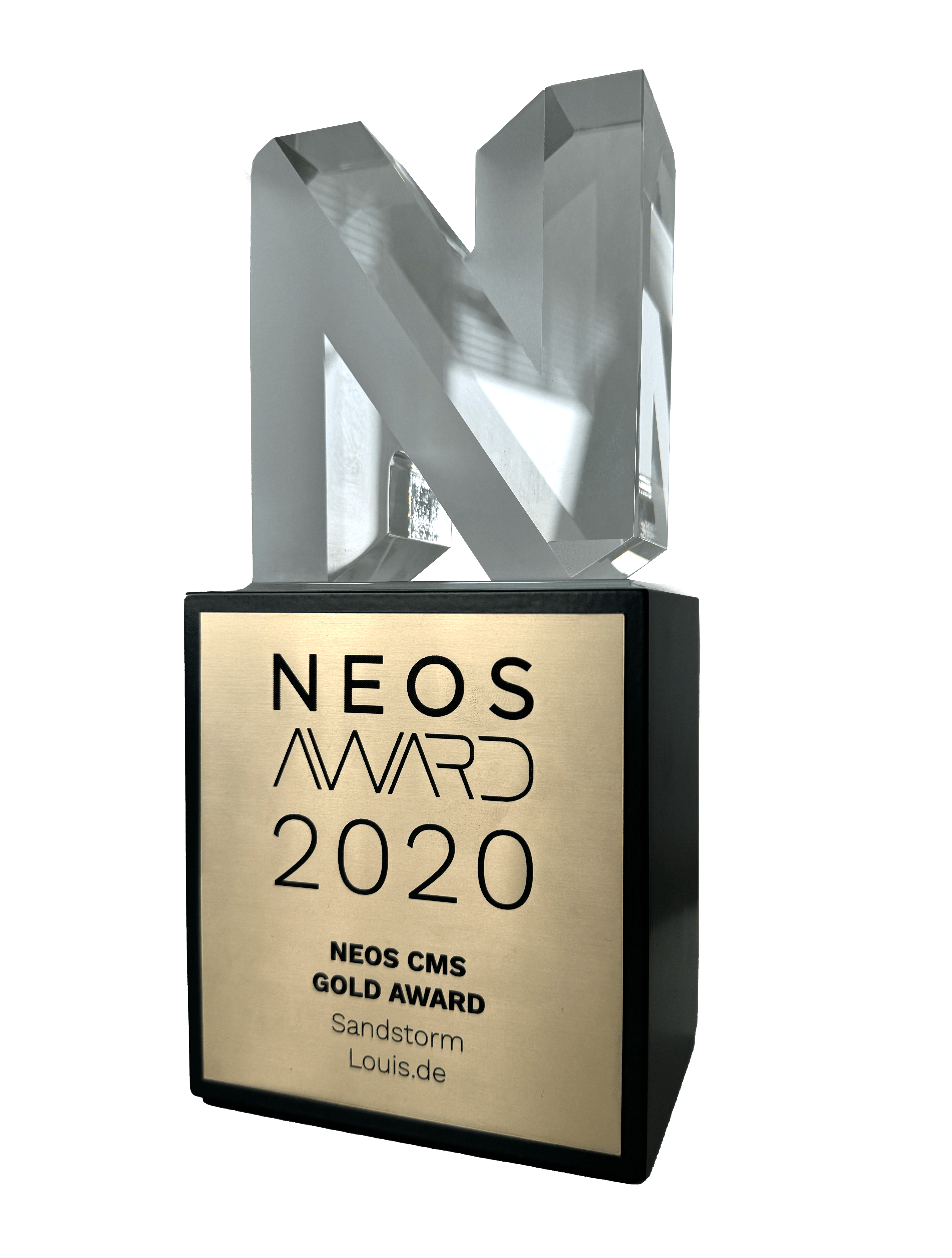 KI generiert: Das Bild zeigt eine Trophäe mit der Aufschrift "NEOS AWARD 2020" für den "NEOS CMS GOLD AWARD". Die Trophäe gehört zur Auszeichnung von "Sandstorm" und "Louis.de".