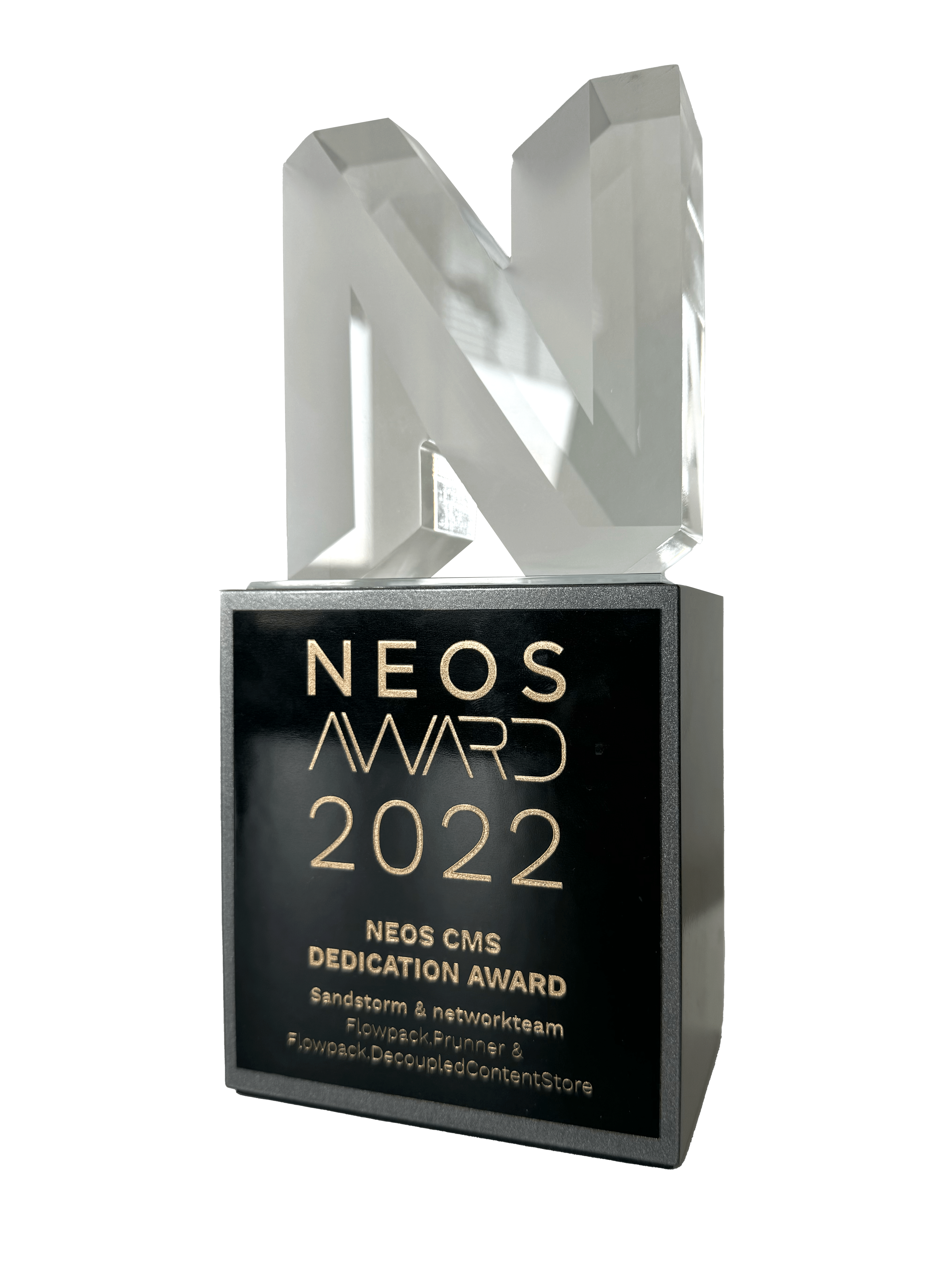 KI generiert: Das Bild zeigt eine Trophäe mit der Aufschrift "NEOS Award 2022" für den "NEOS CMS Dedication Award". Der Preis wurde an Sandstorm & Networkteam für ihre Projekte verliehen.