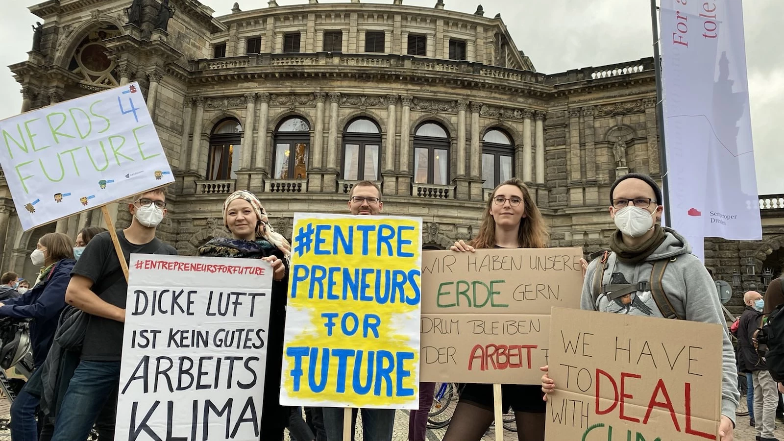 Foto von Sandstormies mit Plakaten während einer Fridays for Future Demonstration in Dresden