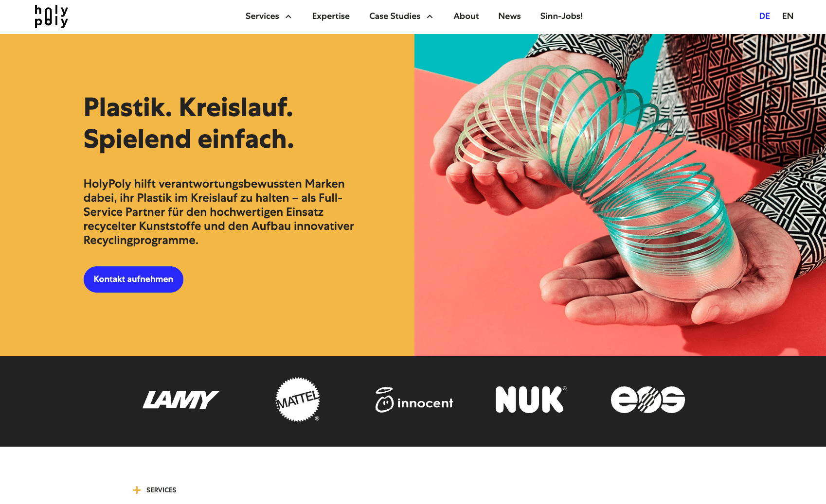 KI generiert: Das Bild zeigt eine Webseite von HolyPoly mit dem Fokus auf Plastik-Recycling. Im Vordergrund sieht man eine Hand, die einen bunten Slinky hält, und es wird betont, dass nachhaltige Recyclingprogramme gefördert werden.