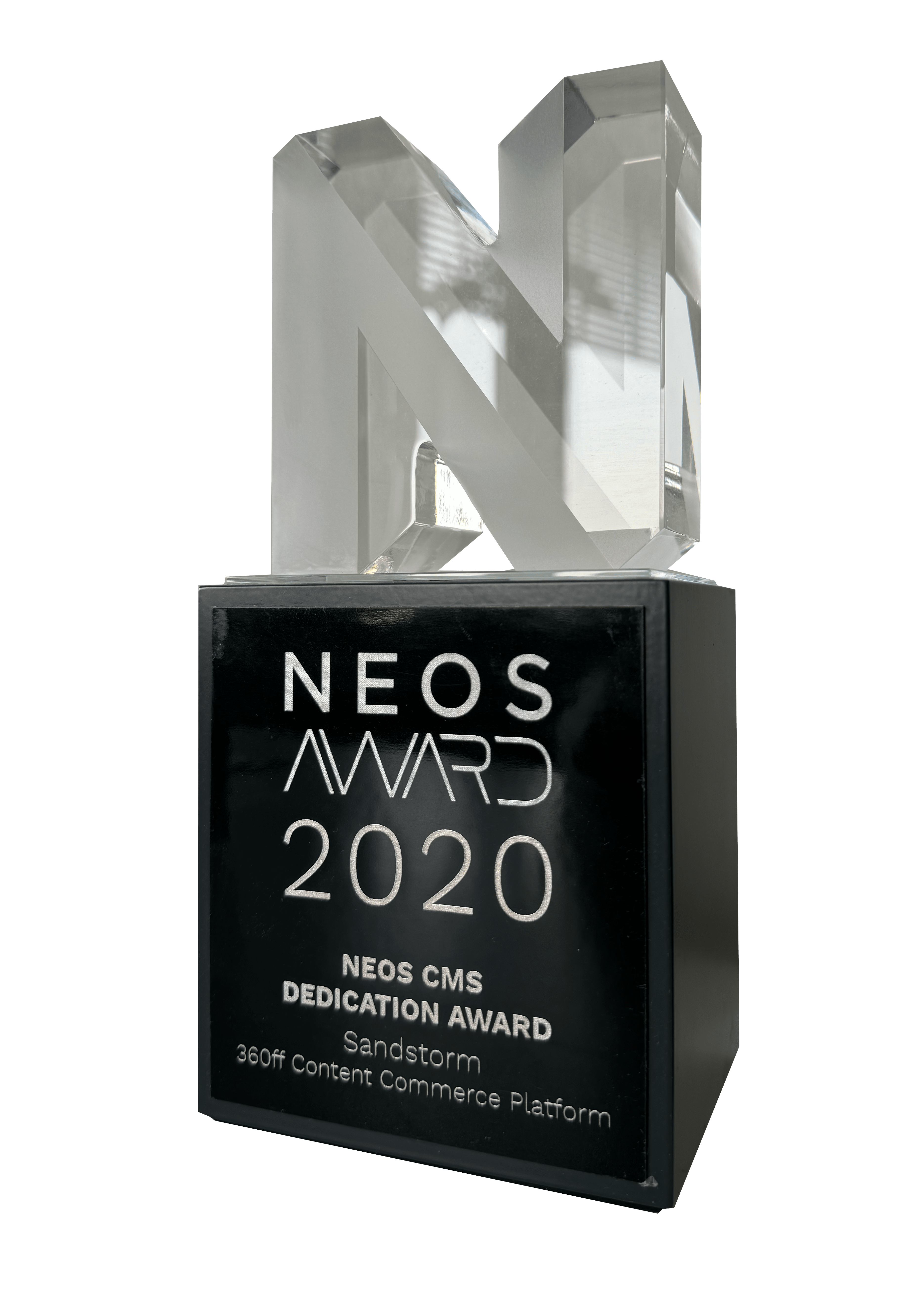 KI generiert: Das Bild zeigt eine Trophäe mit der Aufschrift "NEOS AWARD 2020", die für den NEOS CMS Dedication Award vergeben wurde. Der Preis ging an "Sandstorm" für die 360° Content Commerce Platform.