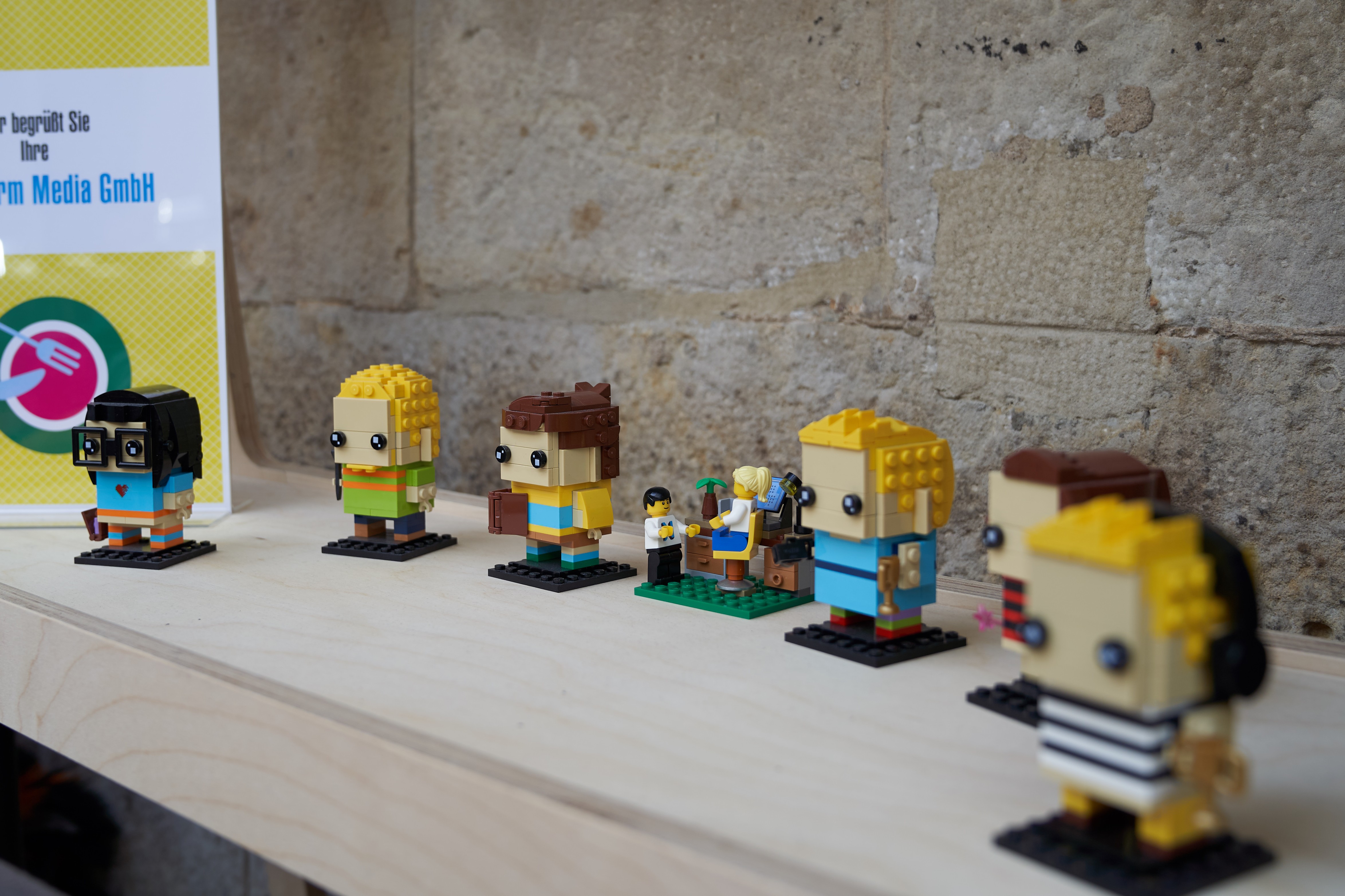 Foto einer Sammlung von Sandstormies die aus Lego nachgebaut und nebeneinander in einem Regal stehen