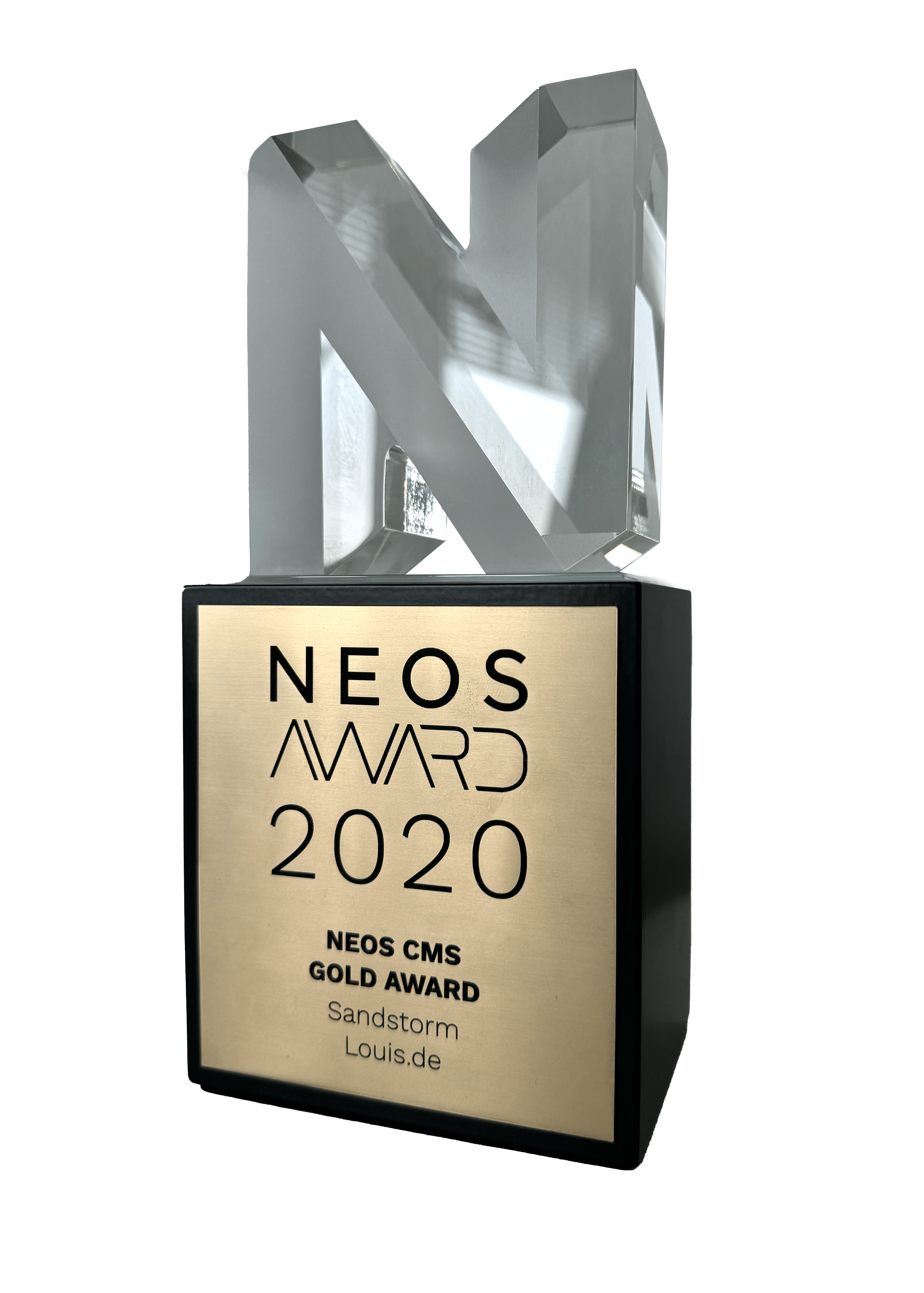 KI generiert: Das Bild zeigt eine Trophäe mit der Aufschrift "NEOS AWARD 2020" für den "NEOS CMS GOLD AWARD". Die Trophäe gehört zur Auszeichnung von "Sandstorm" und "Louis.de".