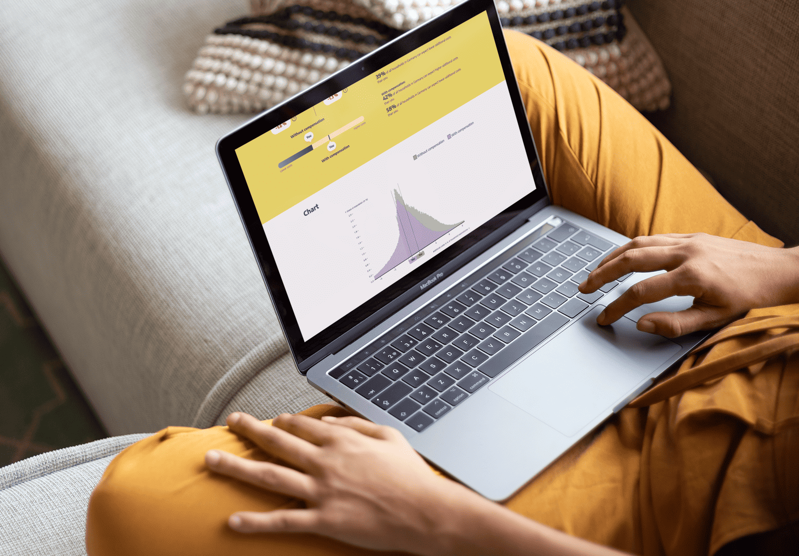 KI generiert: Das Bild zeigt einen offenen Laptop mit einer Analyse-Software auf dem Bildschirm, die die Verteilungsauswirkungen der CO2-Bepreisung in Deutschland illustriert. Hauptinhalt ist ein Diagramm, das die Datenanalyse für verschiedene Bevölkerungsgruppen visualisiert.