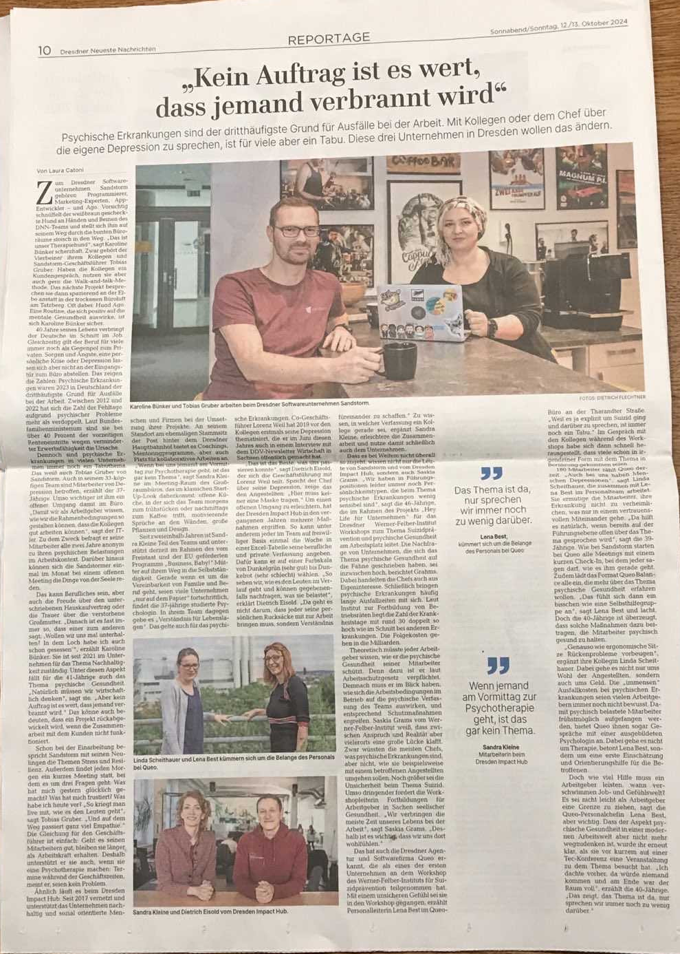 KI generiert: Das Bild zeigt eine Zeitungsseite mit einem Artikel über psychische Erkrankungen am Arbeitsplatz, illustriert mit Fotos von zwei Personen, die an einem Tisch mit Laptops sitzen. Der Artikel scheint zu betonen, dass kein Auftrag es wert ist, jemandes Gesundheit zu riskieren.