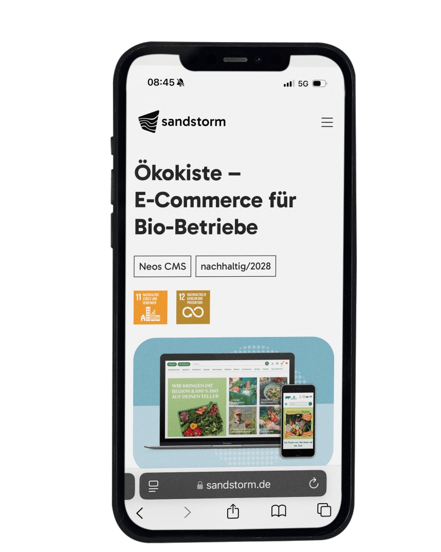 KI generiert: Das Bild zeigt ein Smartphone, das die Webseite "Ökokiste – E-Commerce für Bio-Betriebe" von sandstorm.de anzeigt. Auf dem Bildschirm sind Informationen über nachhaltigen E-Commerce und eine Darstellung von Geräten zu sehen.