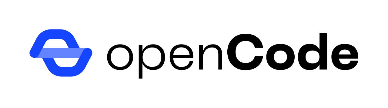 KI generiert: Das Bild zeigt das Logo von OpenCode, das aus einem stilisierten, blauen Symbol und dem schwarzen Schriftzug "openCode" besteht.