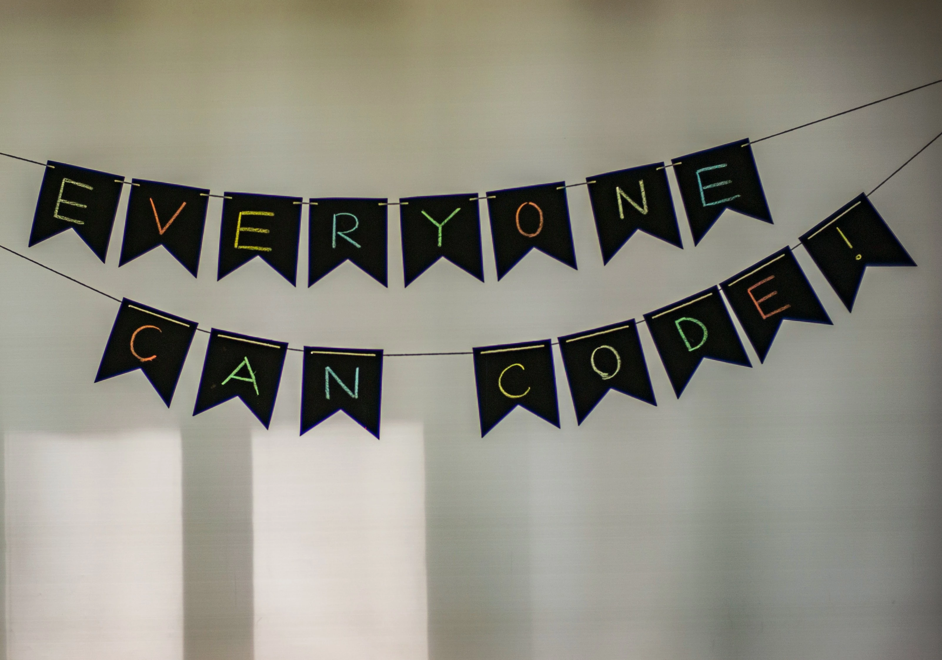 Foto einer Wimpelkette mit den Worten "Everyone can code"