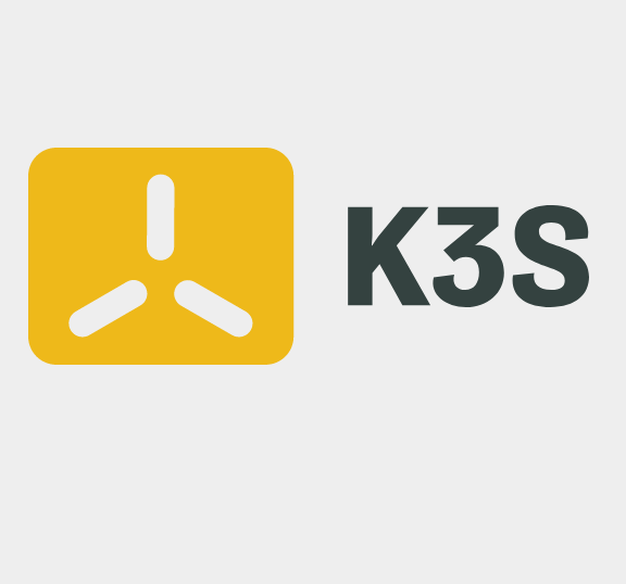 KI generiert: Das Bild zeigt das Logo von K3S mit einem gelben Symbol links und dem Text "K3S" rechts daneben. K3S ist eine leichtgewichtige Kubernetes-Distribution.
