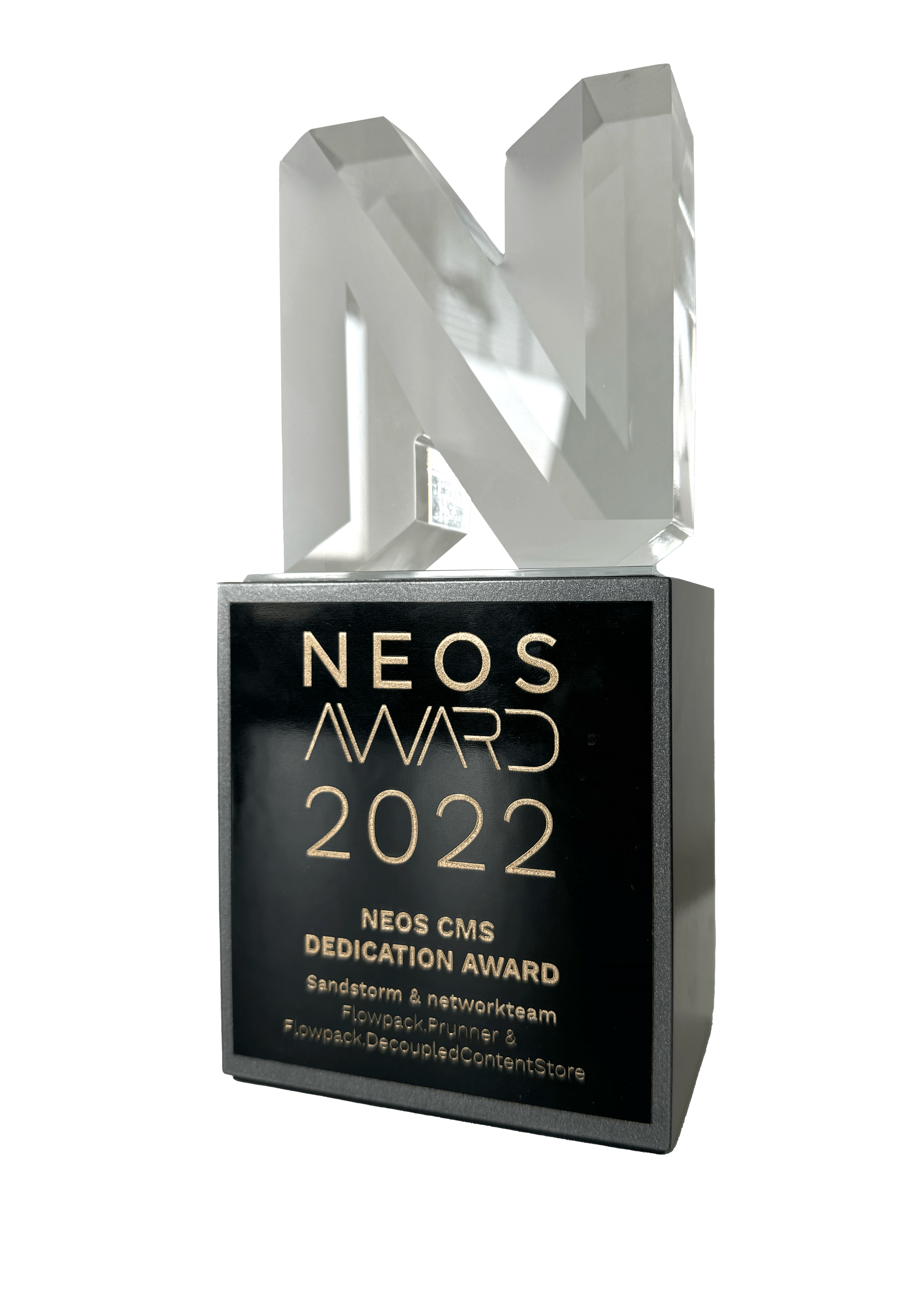 KI generiert: Das Bild zeigt eine Trophäe mit der Aufschrift "NEOS Award 2022" für den "NEOS CMS Dedication Award". Der Preis wurde an Sandstorm & Networkteam für ihre Projekte verliehen.