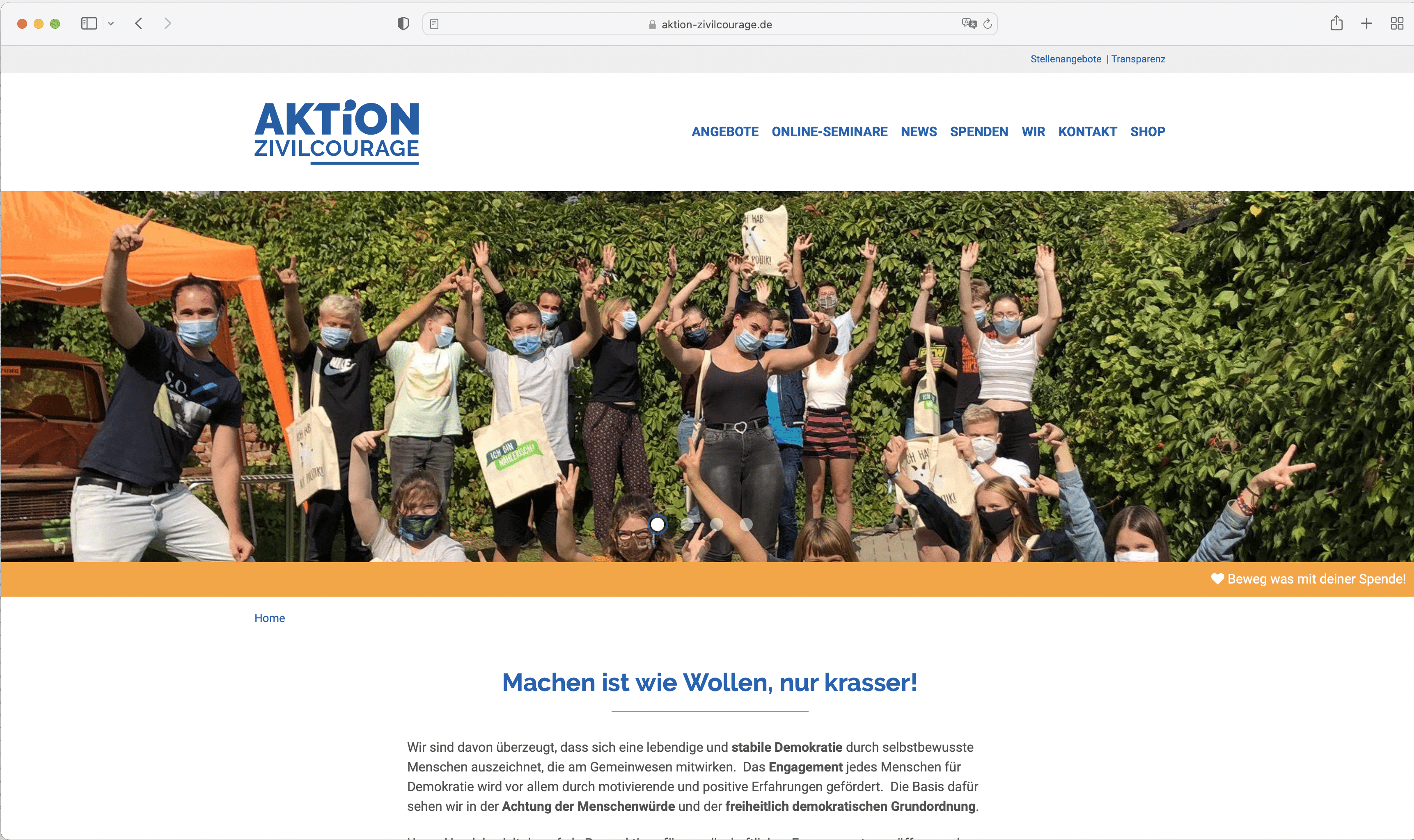 KI generiert: Das Bild zeigt eine Gruppe von Menschen, die fröhlich zusammenstehen und ihre Arme in die Luft strecken, während sie Masken tragen. Sie scheinen an einer gemeinschaftlichen oder zivilgesellschaftlichen Veranstaltung teilzunehmen.