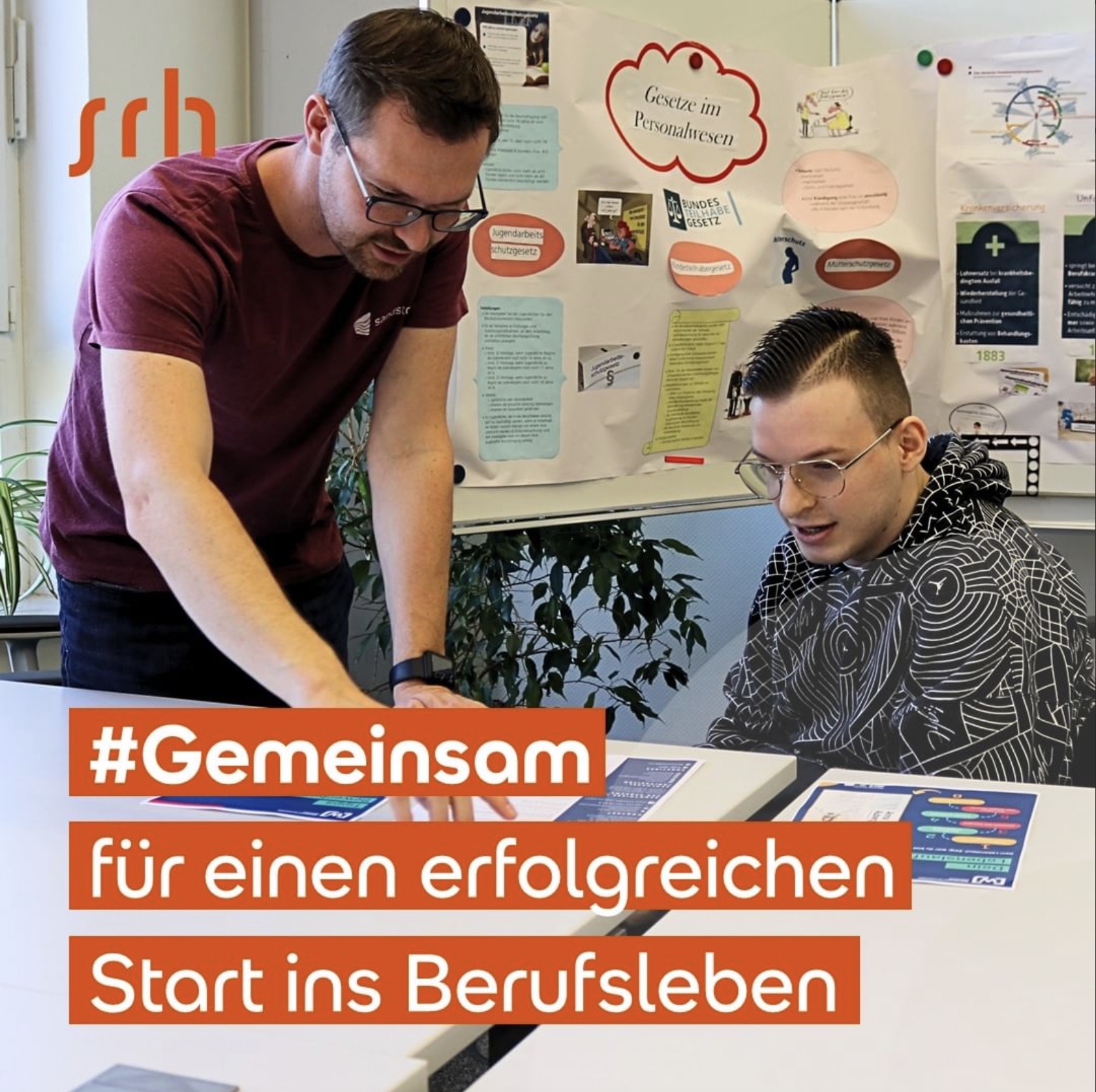 KI generiert: Das Bild zeigt zwei Personen, die zusammen an einem Tisch arbeiten, während im Hintergrund ein Poster mit Informationen zu sehen ist. Der Text auf dem Bild hebt die Zusammenarbeit für einen erfolgreichen Start ins Berufsleben hervor.