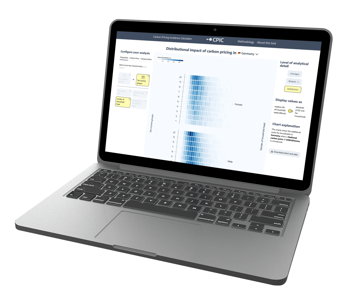 KI generiert: Das Bild zeigt einen offenen Laptop mit einer Analyse-Software auf dem Bildschirm, die die Verteilungsauswirkungen der CO2-Bepreisung in Deutschland illustriert. Hauptinhalt ist ein Diagramm, das die Datenanalyse für verschiedene Bevölkerungsgruppen visualisiert.