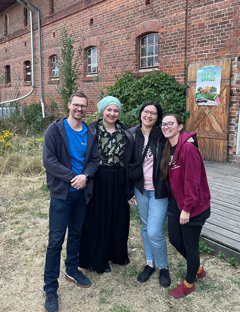 Tobi, Karo, Janny und Marika von Sandstorm beim Pop Up Office im Spreewald 