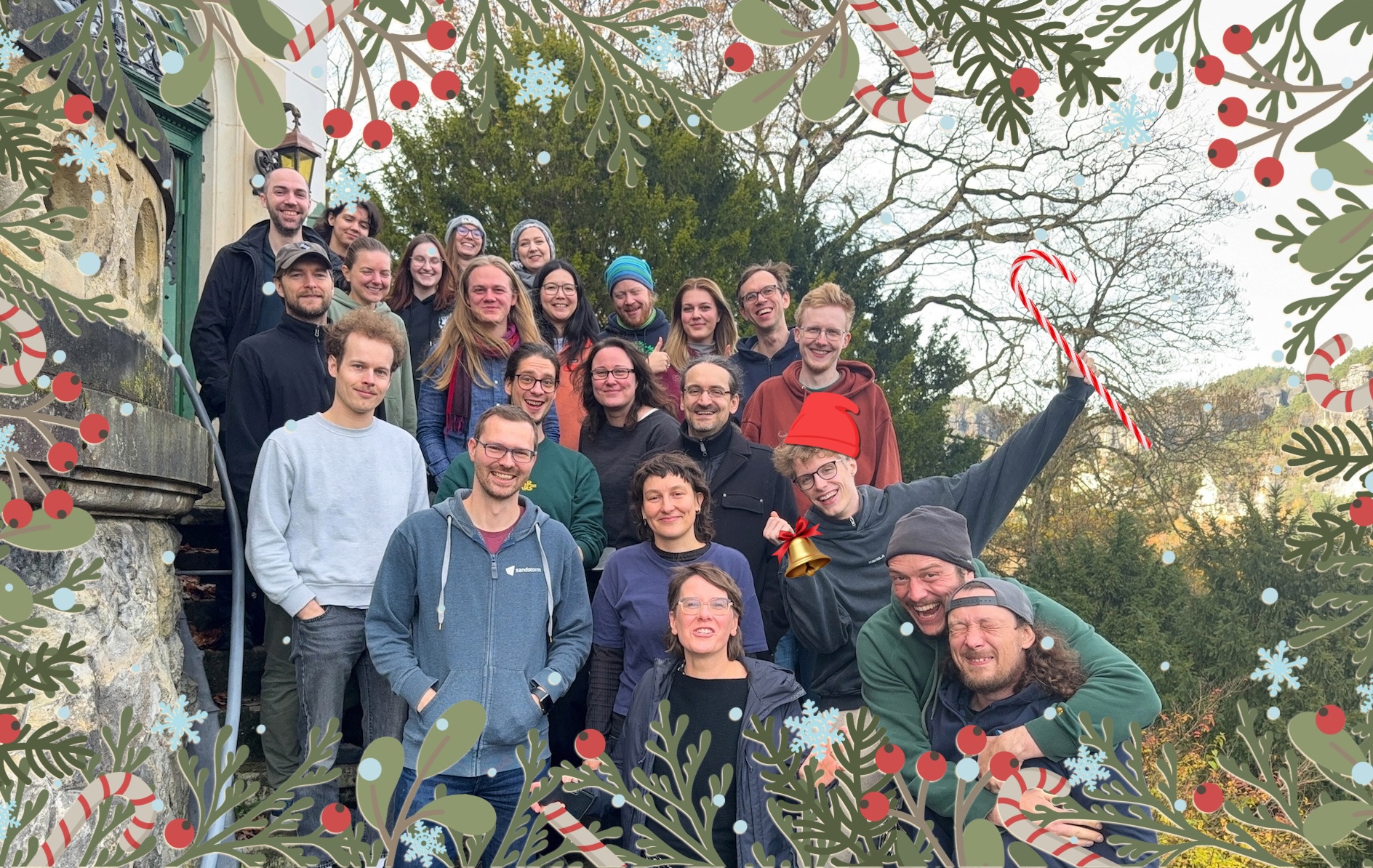 KI generiert: Eine Gruppe von Menschen steht zusammen und posiert fröhlich für ein Foto mit einem weihnachtlichen Rahmen.